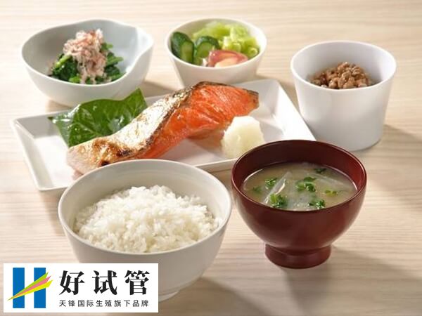 试管移植后前三天睡姿是什么样的(图2) 试管移植后的的饮食以清淡易消化为主